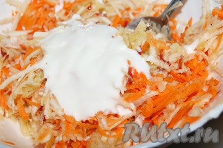 Добавить йогурт в салат из корневого сельдерея.
