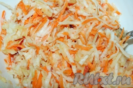 Перемешать и салат готов. Соль можно добавлять, а можно не добавлять. Салат из корневого сельдерея полезен и обладает прекрасным вкусом.
