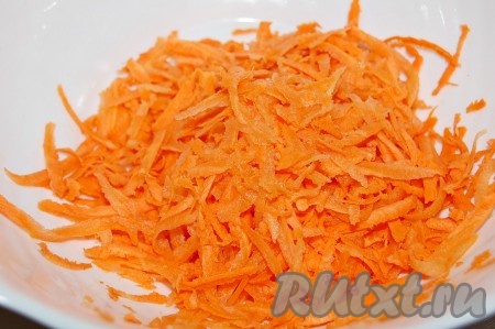 Морковь натереть на крупной терке.