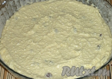 Выложить в форму творожно-манную массу и разровнять.
