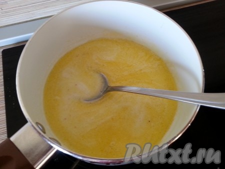В растопившееся масло добавляем муку, помешиваем, чтобы не было комочков. Затем вводим молоко, доводим до кипения, но не кипятим! Сразу убавляем огонь до минимума, вводим манго с чесноком. Пусть немного потомится.
