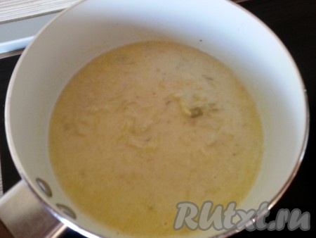 В растопившееся масло добавляем муку, помешиваем, чтобы не было комочков. Затем вводим молоко, доводим до кипения, но не кипятим! Сразу убавляем огонь до минимума, вводим манго с чесноком. Пусть немного потомится.