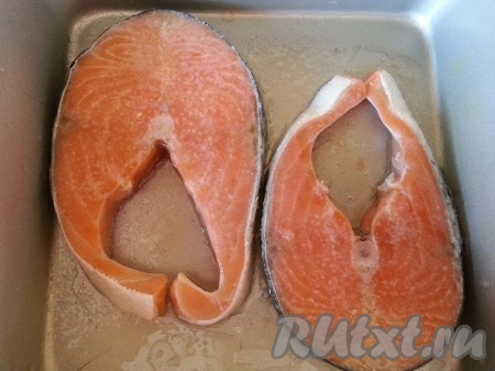 Семгу помыла, просушила, положила в смазанную подсолнечным маслом форму, посолила, взбрызнула лимонным соком. Отставляем в сторону.
