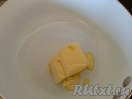 Готовим соус. Для этого в емкость кладем масло, ставим на медленный огонь растапливаться.
