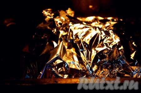 Накрыть куриное филе с помидорами и сыром фольгой, отправить в разогретую духовку и готовить 30 минут при температуре 180 градусов. Затем фольгу открыть и готовить ещё 10-15 минут (до образования румяной корочки на мясе).