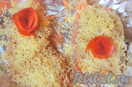 Духовку разогреть до 180 градусов. Срезанную ранее кожуру помидоров, свернуть в виде розы и разместить поверх сыра.&nbsp;
