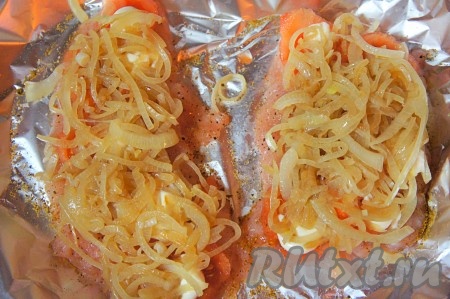 Обжаренный лук остудить и равномерно распределить по всей поверхности мяса.