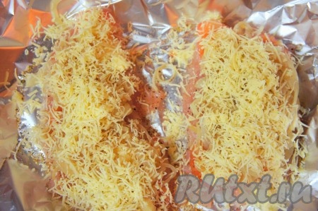 Сыр натереть на тёрке (мелкой или крупной - кому как больше нравится). Тщательно посыпать мясо сыром.