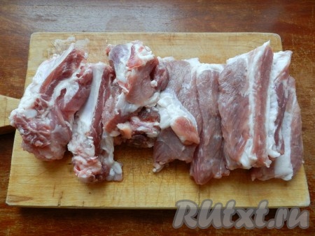 Свиные рёбра вымыть, обсушить и нарезать на порционные кусочки.