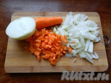 Лук и морковь очистить. Морковку нарезать на маленькие кубики, лук - достаточно мелко. На отдельной сковороде обжарить на растительном масле лук и морковь, периодически помешивая, в течение 7-8 минут на среднем огне.