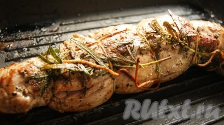 После этого перекладываем свиную вырезку в форму для запекания и ставим в заранее разогретую до 200 градусов духовку на 15 минут. Мясо вынимаем из духовки, накрываем листиком фольги и даем постоять минут 10.
