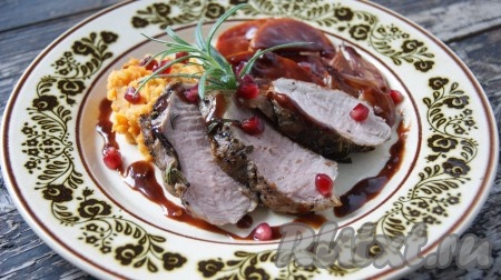 Начинаем готовить гарнир. Сладкий картофель чистим, нарезаем на кубики и отвариваем в подсоленной воде до готовности. Сливаем воду, картофель пюрируем, добавляем ложечку сливочного масла. &nbsp;Айву нарезаем кусочками, лук режем на две половинки. В сковороду наливаем оливковое масло, сок одного граната, 1 столовую ложку сока лайма, сладкий чили соус, добавляем щепотку соли и 50 мл красного вина. Доводим смесь до кипения и увариваем минут&nbsp;7 до загустения. Кладём в соус кусочки айвы и лука и готовим минут&nbsp;5 (если соус очень густой - добавляем оставшееся вино).
На тарелку кладём кусочки свинины, ложечку пюре, кусочки айвы, лук и поливаем соусом. Украшаем веточкой розмарина и зёрнами граната. Приятного аппетита.
