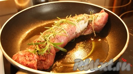 Кладём в масло вырезку и подрумяниваем со всех сторон.
