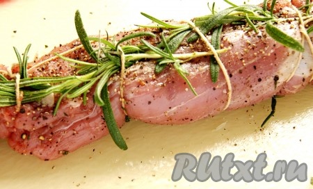 В ступке перетираем морскую соль, горошинки перца, листики розмарина (с одной веточки).
Вырезку натираем полученной смесью, кладём сверху веточки розмарина и перевязываем толстой кондитерской нитью.
