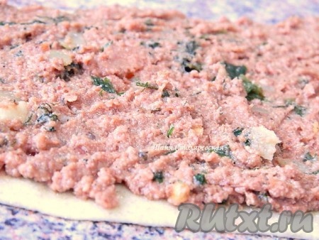 Выкладываем на нее начинку.