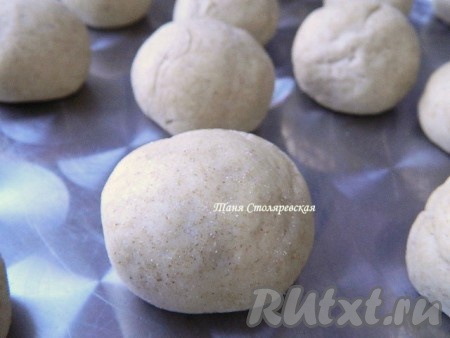 Тем временем тесто подошло, его мы делим на шарики.