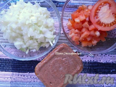 Тем временем занимаемся начинкой. Для ее приготовления постную говядину пропустите через мясорубку, репчатый лук и помидоры нарежьте, как можно мельче. Поместите все эти ингредиенты в блендер или миксер, добавьте соль и специи и измельчите хорошенько в мягкую однородную смесь. Мне было легче, так как я использовала готовые консервы, которые в арабских странах перетирают в паштет.
