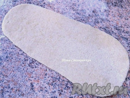 Для Этли экмек шарик из теста раскатываем в максимально тонкую продолговатую лепешку. Чем тоньше, тем лучше. Это важно!
