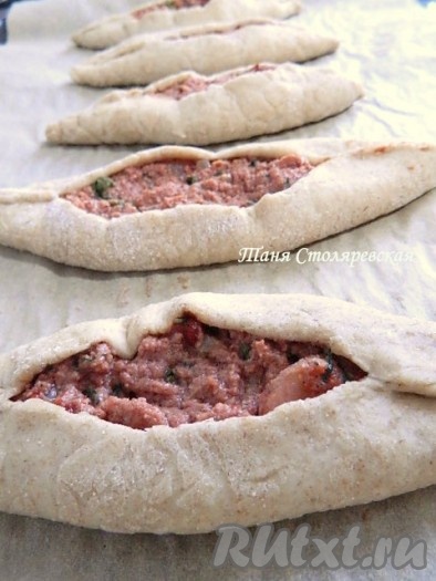 Выкладываем на противень и выпекаем Лахмаджун при температуре 250 градусов 5-8 минут. Тесто должно остаться мягким.
