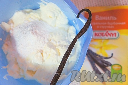 Готовим сметанный крем.&nbsp;К сметане добавить сахарную пудру и семена ванили, взбить. Крем готов.
