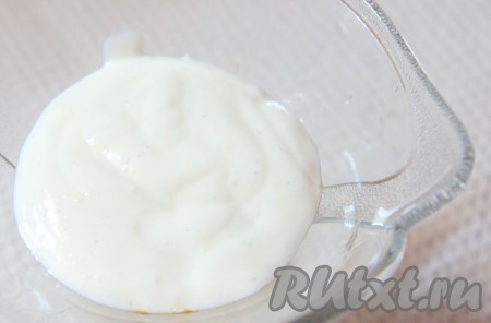 Налить немного сметанного крема.
