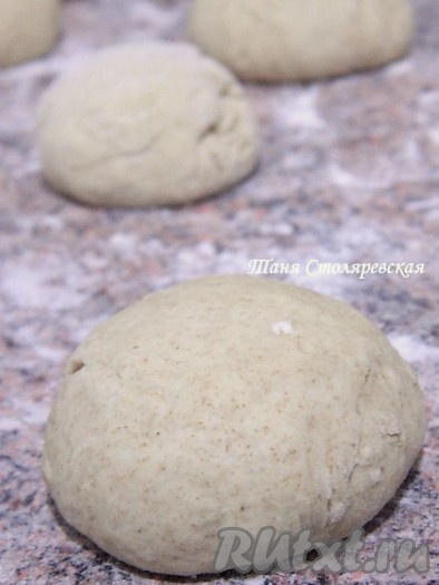 Делим на равные части и катаем шарики.