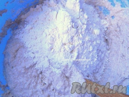 Муку добавляем постепенно.
