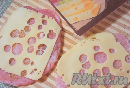 На каждый кусок мяса положить 1-2 кусочка сыра, свернуть плотным рулетом.