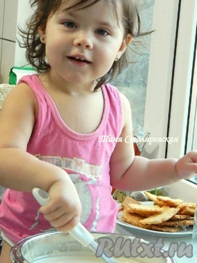 Попеременно добавляем муку и молоко, взбиваем. Мне помогала доча, любит тесто.
