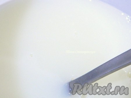 Блинчики готовы. Беремся за крем для наполнения. Для этого делим молоко на две части. Одну часть соединяем с сахаром, розовой водой, ванилью.&nbsp;
