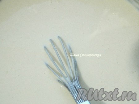 Однородную смесь оставляем на 40 минут в теплом месте.
