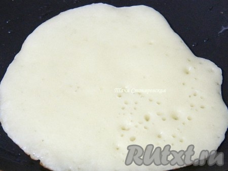 Затем сразу начинаем выпекать маленькие блинчики. Всего по 2 столовые ложки теста на штуку.
