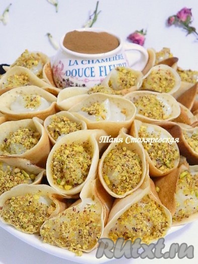 Остывший &nbsp;крем взбиваем с небольшим количеством сметаны и этой смесью наполняем кулинарный шприц и заполняем наши "кулечки", посыпаем измельченными фисташками. И блинчики с заварным кремом готовы. Не побойтесь приготовить катаеф по этому рецепту, вы не пожалеете. Ваши гости будут приятно удивлены, ведь подобного они еще не пробовали!
