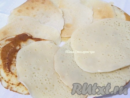 Выпекаем только с одной стороны до появления дырочек, затем снимаем и охлаждаем. Друг на дружку складывать нельзя.