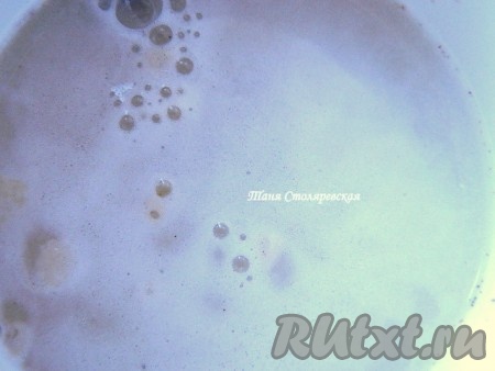 Растворяем дрожжи в теплой воде.