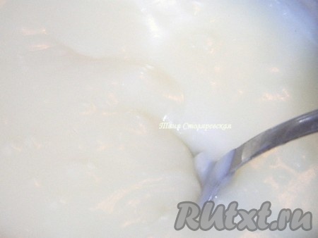 Когда молоко начинает закипать, выливаем остальное молоко с сахаром и варим до загустения на среднем огне. Все время помешиваем!
