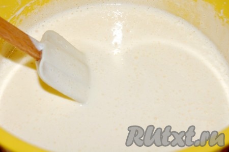 Тщательно взбить, в конце добавить апельсиновое пюре, размешать силиконовой лопаткой.