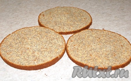 Остудить и разрезать на три коржа.