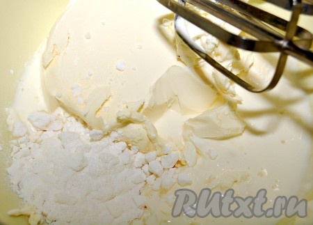 Для крема взбить сливки с сахаром (или сахарной пудрой).