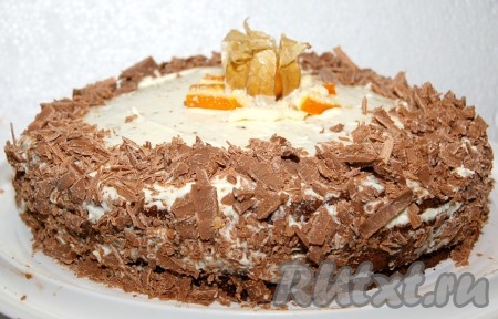 Этим же кремом смазать боковые стороны, обсыпать тертым молочным шоколадом. Торт с маком готов.
