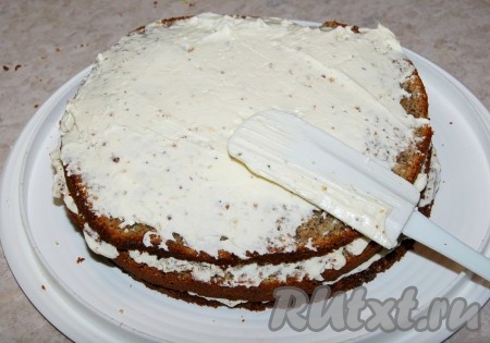 Полученным кремом смазать все коржи. Смазанные коржи складывать друг на друга.

