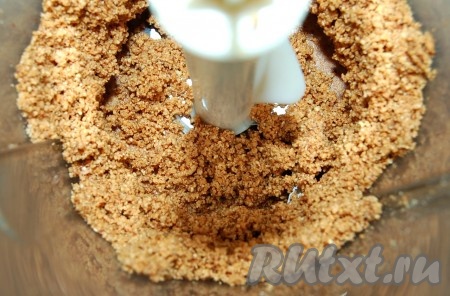 Измельчить миндаль до состояния мелкой крошки.