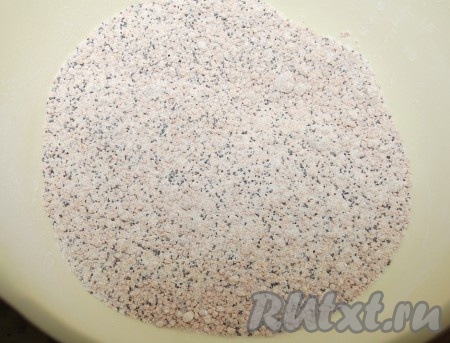 Перемешать содержимое миски.