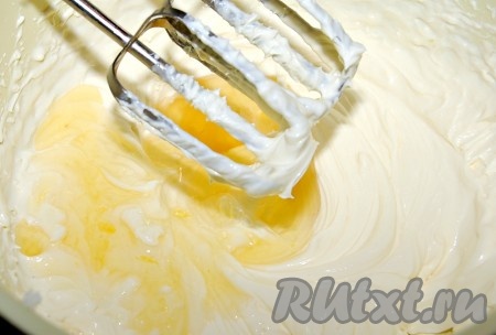 Добавить апельсиновый сироп и взбивать до пышного состояния.