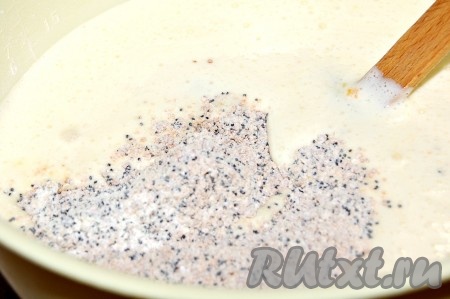 К яично-апельсиновой массе добавить сухую смесь из муки, мака, миндаля. 