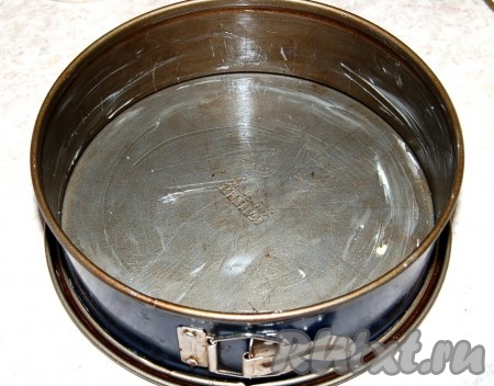 Форму смазать сливочным маслом (или маргарином).