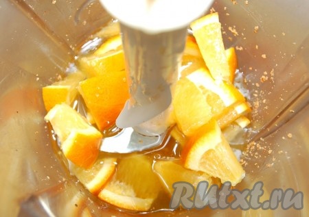 В блендер поместить апельсины и сахар, взбить до состояния пюре.