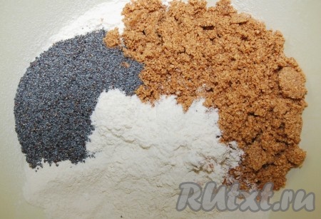 Соединить в миске муку, разрыхлитель для теста, мак, измельченный миндаль.