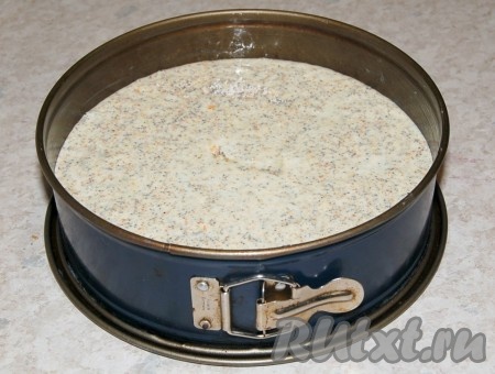 Перелить в форму тесто для торта с маком. Отправить в духовку с температурой 180 градусов и выпекать примерно 40-45 минут до золотистого цвета.
