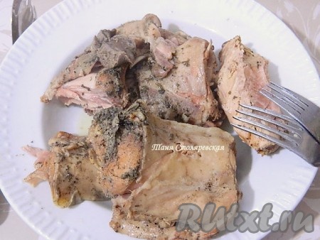 Залейте до верху воды и тушите на маленьком огне часа 3-4, чтобы мясо от костей хорошо отделялось.